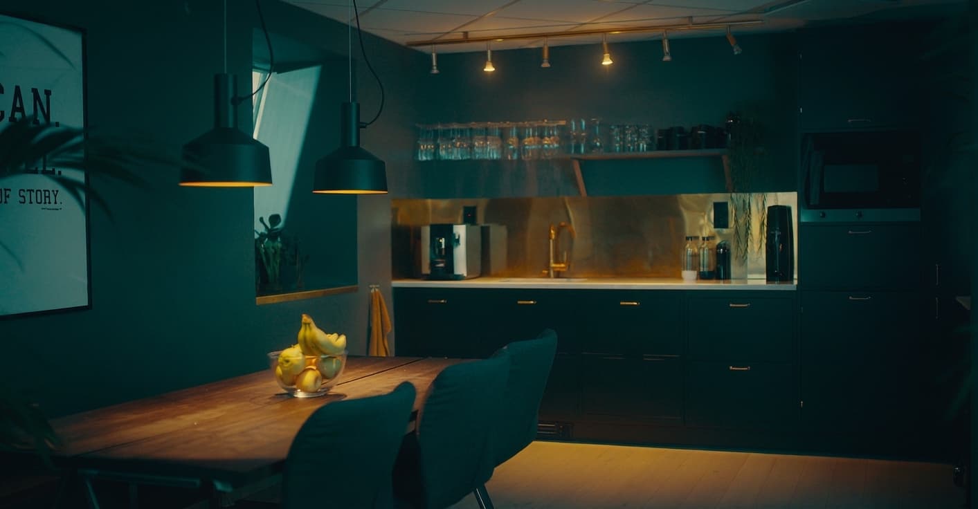 Kök med kaffebryggare och matplats på River Street Lab i Linköping