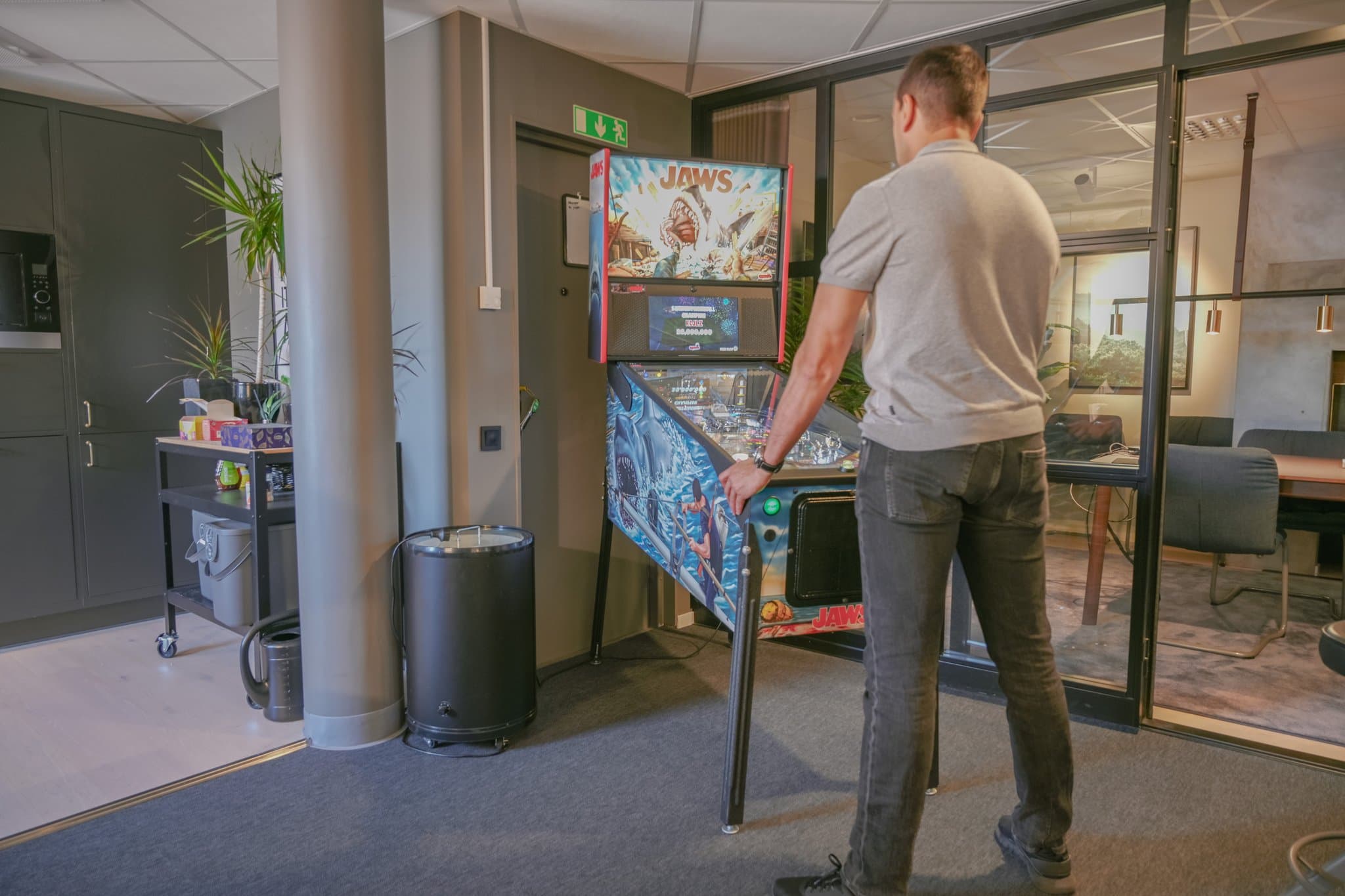 Medlem som spelar flipper i loungen på River Street Lab i Linköping