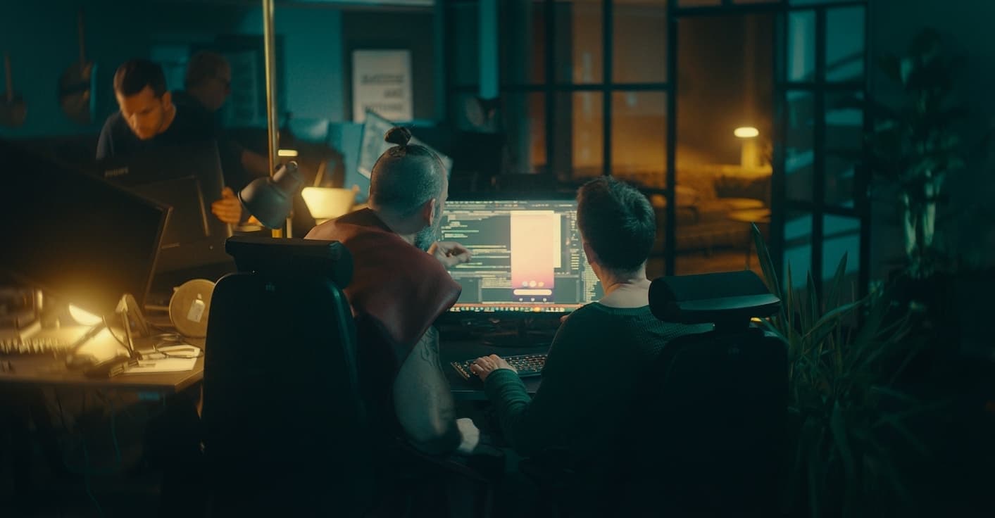 Utvecklare vid arbetsplats med extern skärm och dockningsstation på River Street Lab