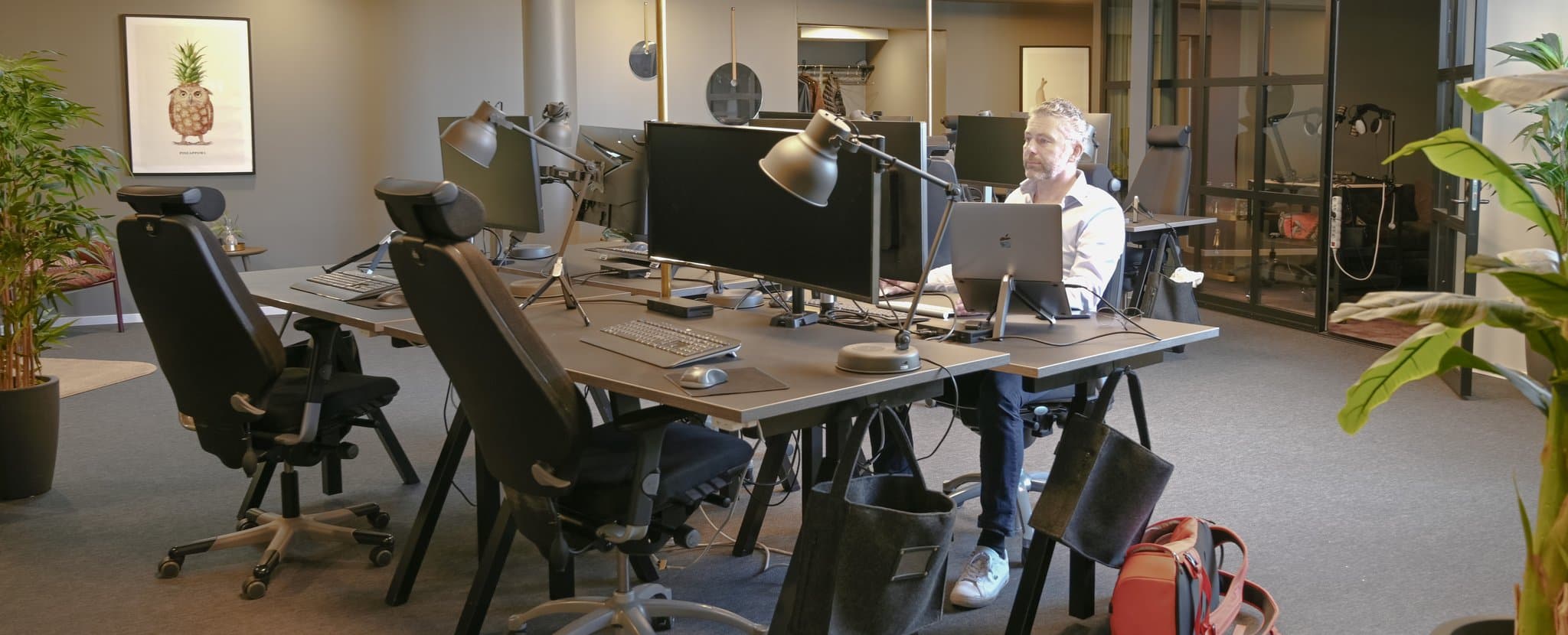 Arbetsplats med ultrawide-skärm, dockningsstation, tangentbord och mus på River Street Lab i Linköping