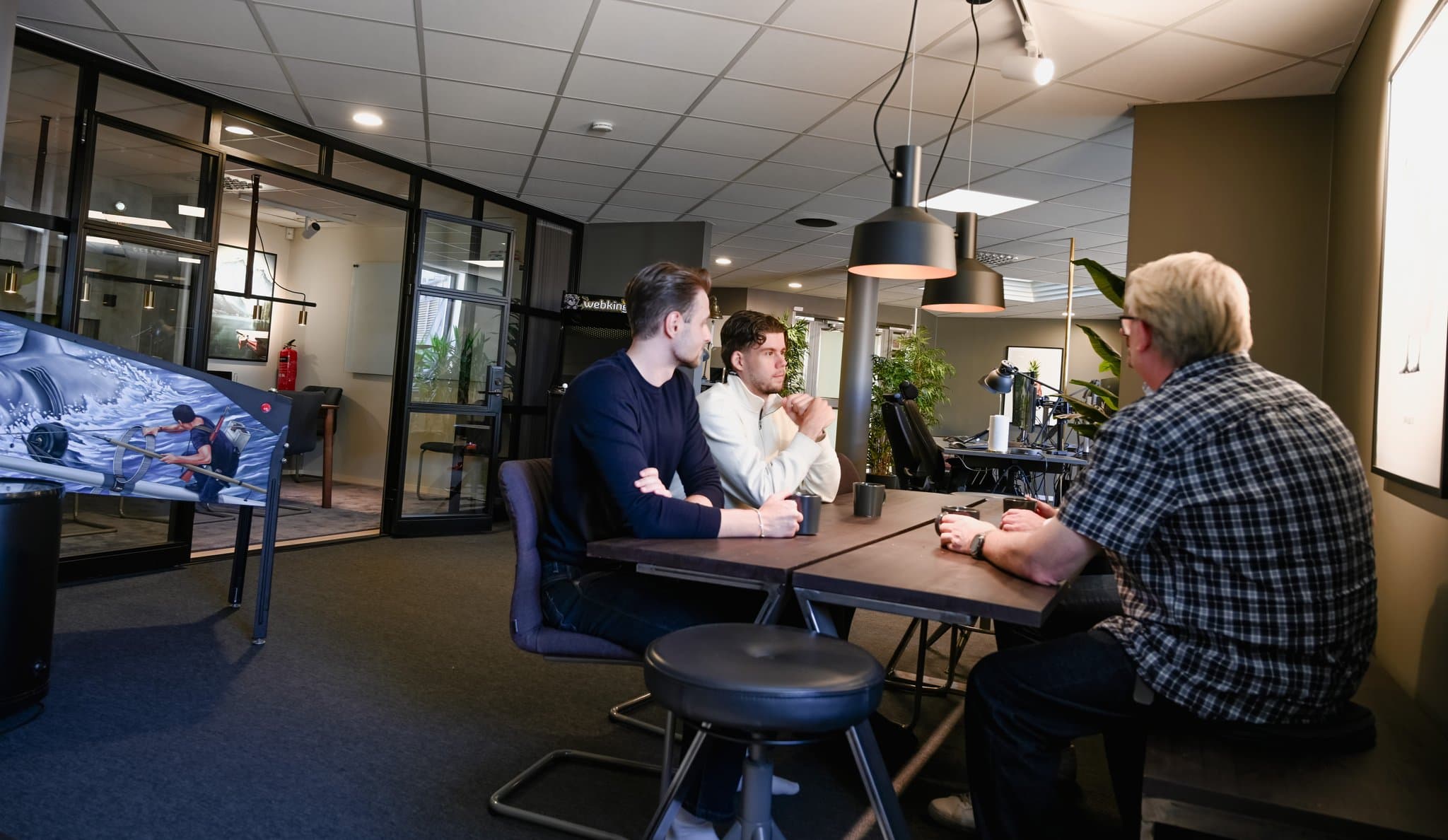 Medlemmar som fikar och pratar runt loungebordet på River Street Lab i Linköping
