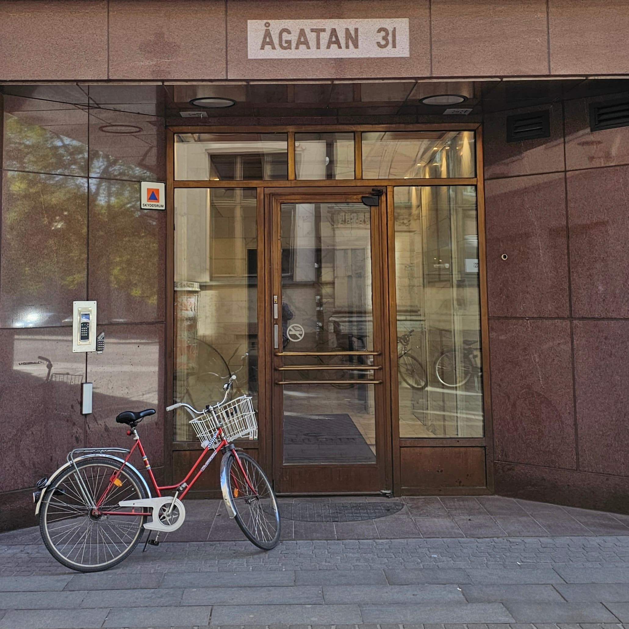 Entrén till River Street Lab med skylten Ågatan 31 i sten ovanför porten i Linköpings centrum